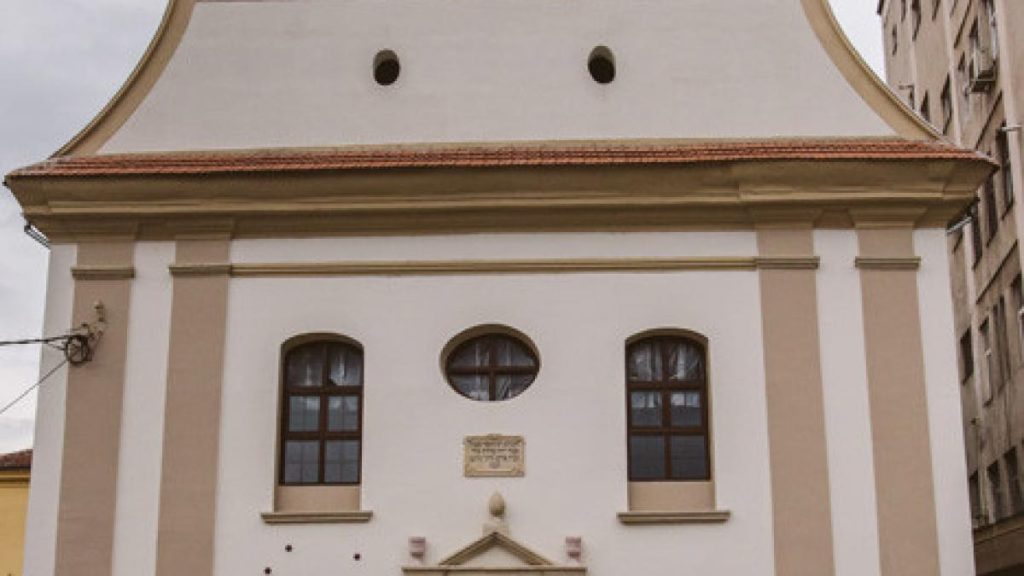 Sinagoga din Alba Iulia a fost vandalizată. Cineva a desenat mai multe cruci pe zidul clădirii. Sinagoga din Alba Iulia a fost vandalizata Cineva a desenat mai multe cruci pe zidul cladirii
