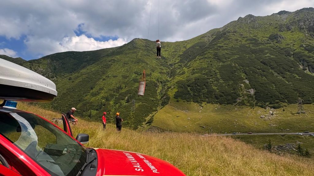 Telecabina de la Balea s a stricat 18 turisti sunt coborati cu ajutorul unor cabluri speciale