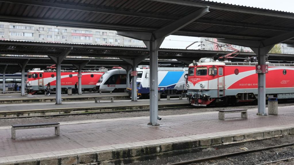Trenurile electrice din Bucuresti afectate de conditiile meteorologice nefavorabile linia de contact a ramas din nou fara