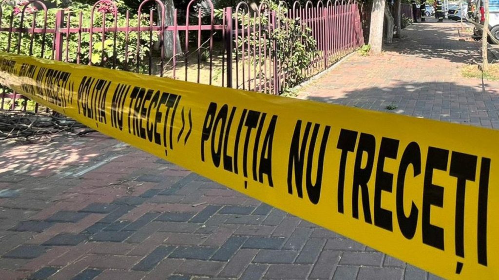 Un baiezel de doar 3 ani ar fi fost supus torturii de catre iubitul mamei sale chiar sub privirile acesteia in Tulcea