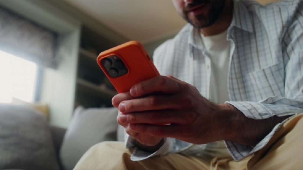 Un bărbat din Roman a răspuns la telefon și a pierdut peste 6.000 de euro. Poliția a demarat o anchetă… Un barbat din Roman a raspuns la telefon si a pierdut peste 6000 de euro Politia a demarat o ancheta