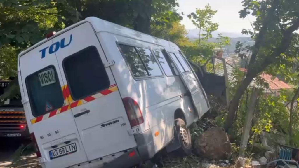 Plan Roșu de Intervenție în Argeș. Un microbuz cu 16 pasageri a lovit un copac. Surse: În… plan rosu de interventie in arges un microbuz cu 16 pasageri a lovit un copac surse in 1