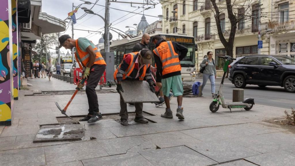 A inceput reparatia trotuarelor pe Bd Regina Elisabeta Ciucu Pavajul a fost asezat incorect Cand il