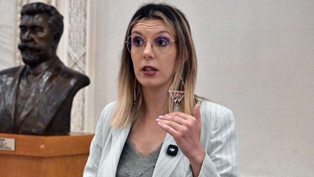 Buzoianu acuză Romsilva: „În noul contract colectiv de muncă s-a stipulat că va asigura mașini pentru… Buzoianu acuza Romsilva In noul contract colectiv de munca s a stipulat ca va asigura masini pentru