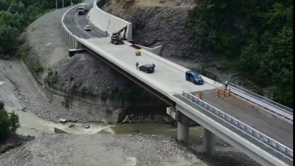 Centura Comarnic se apropie de finalizare. A început turnarea asfaltului: „Lucrările progresează conform…” Centura Comarnic se apropie de finalizare A inceput turnarea asfaltului Lucrarile progreseaza conform