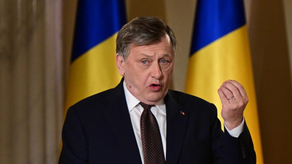 Crin Antonescu afirmă că Nicușor Dan ar trebui să demisioneze dacă nu soluționează criza politică:… Crin Antonescu afirma ca Nicusor Dan ar trebui sa demisioneze daca nu soluzioneaza criza politica