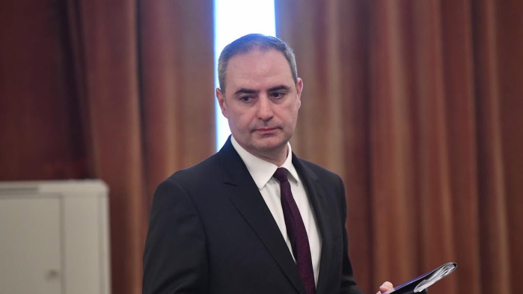 Crin Antonescu îl sugerează pe Alexandru Nazare pentru funcția de premier. Când crede că Ilie va pleca… Crin Antonescu il sugereaza pe Alexandru Nazare pentru functia de premier Cand crede ca Ilie va pleca