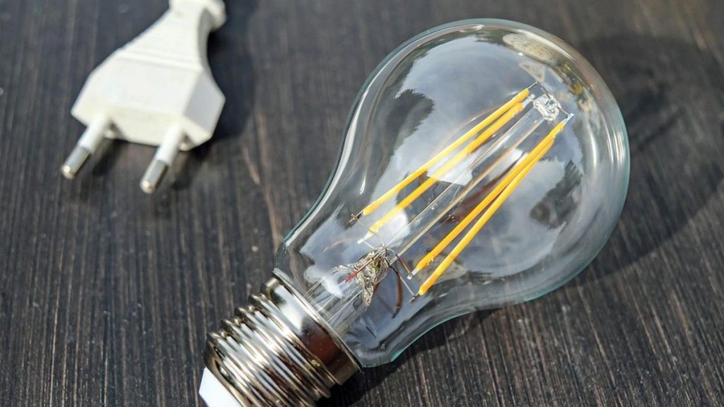 Cum economiseste Bolojan la curent DEclara ca nu aprinde becurile si aerul condiionat Ajung tarziu