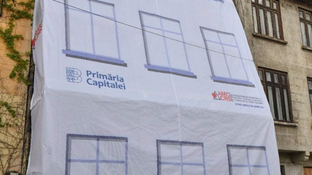 Cum mascheaza Primaria cladirile in ruina din Bucuresti Fotografii cu imobile acoperite de