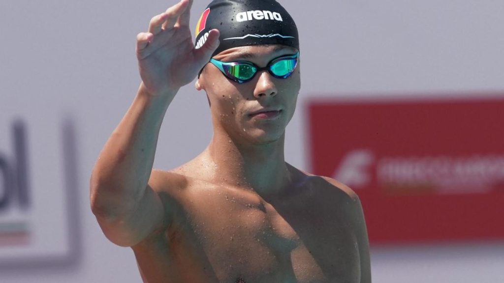 David Popovici s-a calificat cu cel mai bun timp în semifinalele probei de 100 m liber la Campionatul European de… David Popovici s a calificat cu cel mai bun timp in semifinalele probei de 100 m liber la Campionatul European de