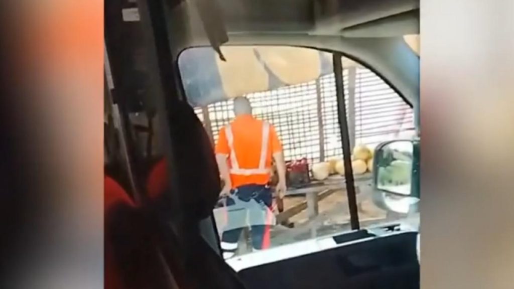 Imagini șocante în Bacău. Echipajul unei ambulanțe cu doi copii s-a oprit pe marginea drumului… Imagini socante in Bacau Echipajul unei ambulante cu doi copii s a oprit pe marginea drumului