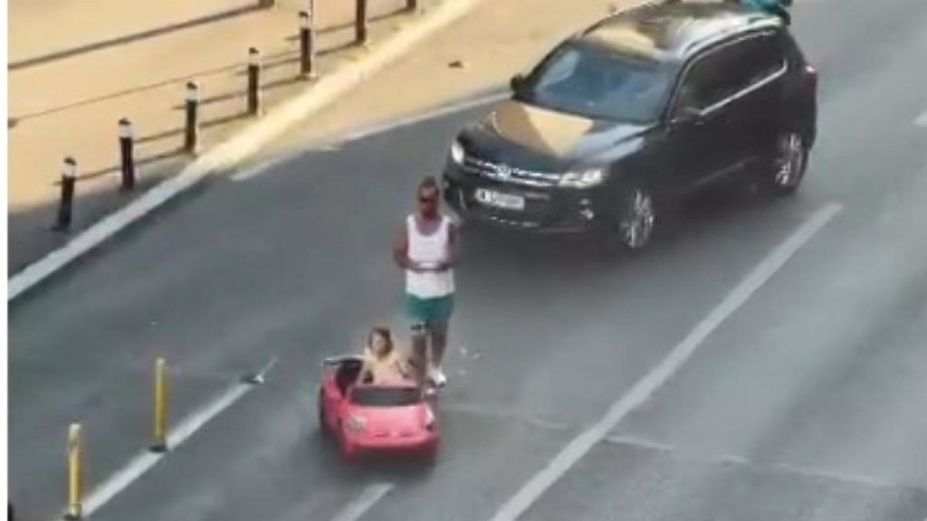 Imagini șocante pe Calea Victoriei: Un copil „conducea” o mașină de jucărie pe drum. Tatăl a fost găsit de poliție și sancționat. Imagini socante pe Calea Victoriei Un copil conducea o masina de jucarie pe drum Tatal a fost gasit de politie si sanctionat