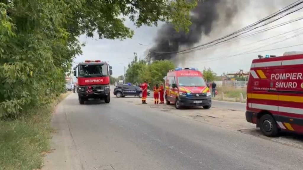 Incendiu langa rafinaria Lukoil din Ploiesti Aproximativ 1000 de metri patrati ard a fost emis RO Alert