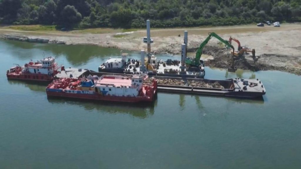 Operatiunea de salvare a Centralei Cernavoda Doua barje vor fi scufundate joi iar alte doua