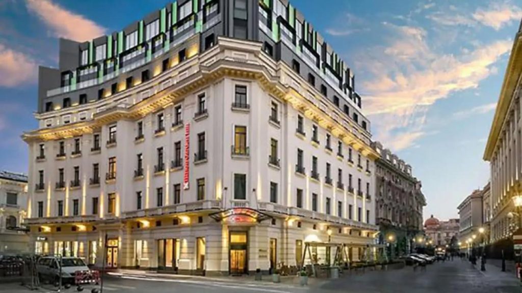 Primul hotel din Romania care a anuntat ca va stinge luminile exterioare dupa ora 2300 Ofera de asemenea