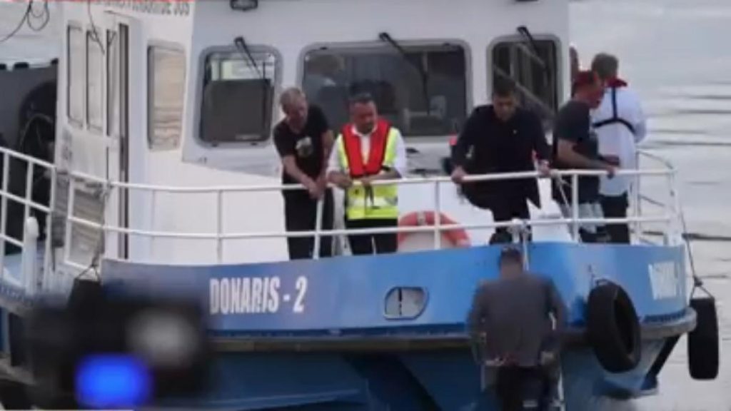 Radu Miruță a mers cu elicopterul și cu barca să inspecteze barjele scufundate. „Este o procedură…” Radu Miruta a mers cu elicopterul si cu barca sa inspecteze barjele scufundate Este o procedura