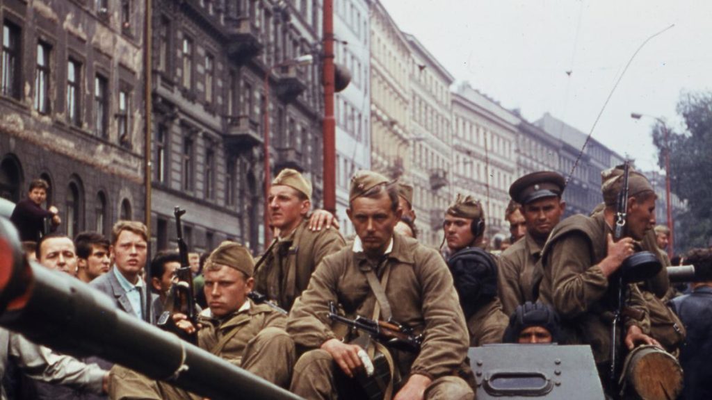 Raport secret MApN: Cum au neutralizat „turiștii” ruși armata cehoslovacă într-o singură zi, în timpul invaziei din august 1968 Raport secret MApN Cum au neutralizat turistii rusi armata cehoslovaca intr o singura zi in timpul invaziei din august 1968