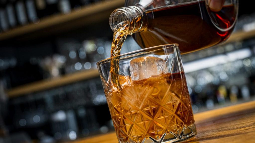 România, lider mondial în consumul de alcool: 17,1 litri de alcool pur pe cap de locuitor… Romnia lider mondial in consumul de alcool 171 litri de alcool pur pe cap de locuitor