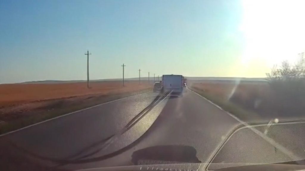 Scena dramatice pe o sosea din Tulcea Un copil a cazut dintr o masina in miscare si a ajuns in fata