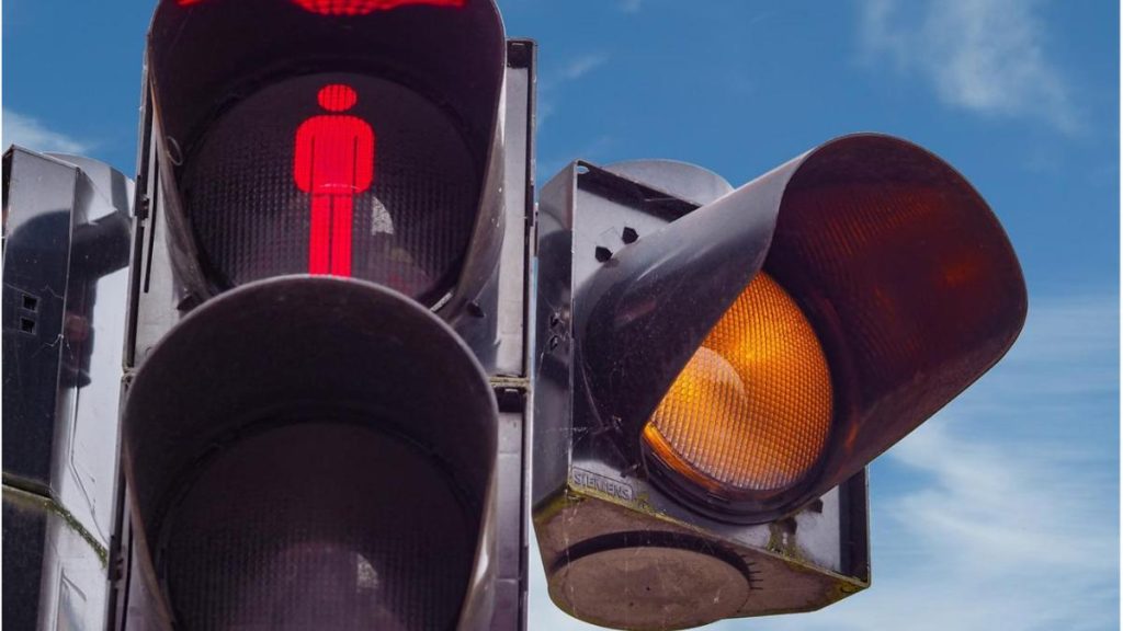Semafoarele s-au defectat în 35 de intersecții din București. Circulația este dirijată de polițiștii rutieri. Semafoarele sau defectat in 35 de intersectii din Bucuresti Circulatia este dirijata de politistii rutieri