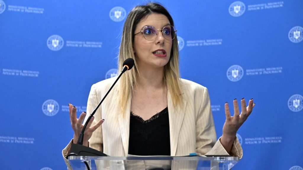 Strategia pentru biodiversitate a fost aprobată marți de Senat. Buzoianu acuză că PSD și AUR au… Strategia pentru biodiversitate a fost aprobata marti de Senat Buzoianu acuza ca PSD si AUR au
