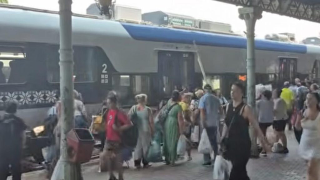 „Trenul vechi era mai bun”. Noile garnituri PESA au supărat călătorii încă de la primele curse. Aer… Trenul vechi era mai bun Noile garnituri PESA au suparat calatorii inca de la primele curse Aer