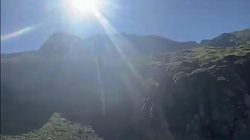 Un bărbat a decedat în Făgăraș, în apropierea unui lac glaciar. Zeci de salvamontiști au fost mobilizați pentru intervenție. Un barbat a decedat in Fagaras in aproapearea unui lac glaciar Zeci de salvamontisti au fost mobilizati pentru interventie