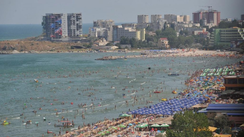 Un barbat a decedat pe plaja din Mamaia A suferit un infarct cand a intrat in apa