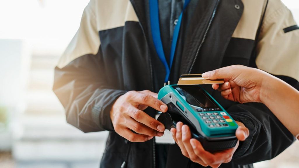 Un barbat din Arges a gasit un card bancar intr un supermarket si l a utilizat de 17 ori pentru cumparaturi Ce suma totala a cheltuit
