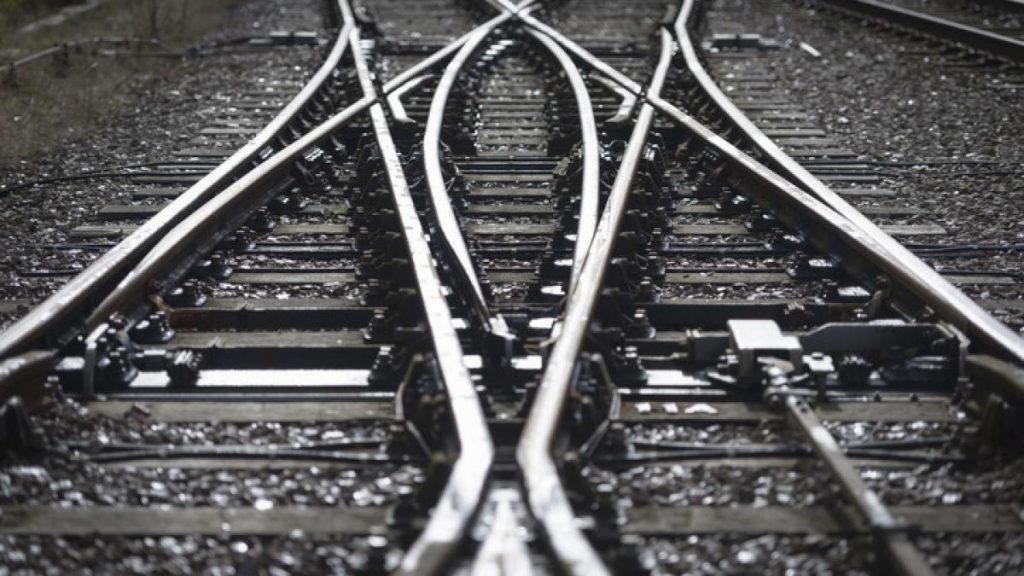 Un obiect suspect găsit într-un tunel feroviar a oprit trenurile pe o linie din Hunedoara. Ce informații există despre făptaș? Un obiect suspect gasit intr un tunel feroviar a oprit trenurile pe o linie din Hunedoara Ce informatii exista despre faptas