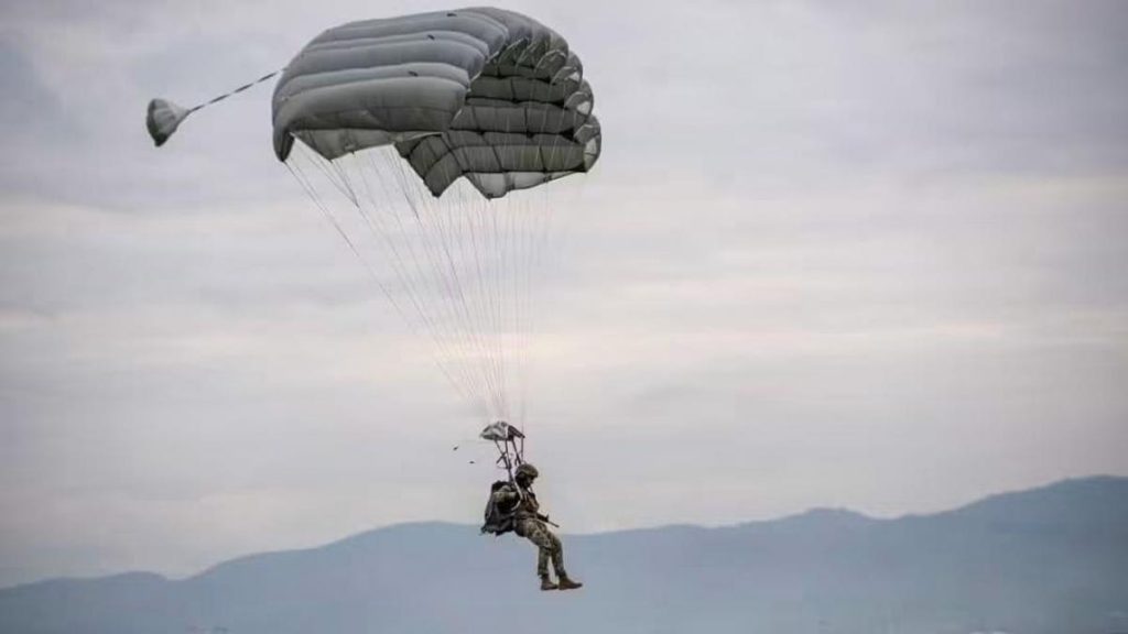 Un parașutist militar a rămas prins de avion după un salt eșuat lângă Buzău. Cum a reușit să… Un parasutist militar a ramas prins de avion dupa un salt esuat langa Buzau Cum a reusit sa