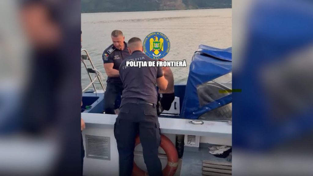 Un sârbean a adormit pe un colac și curenții l-au purtat în mijlocul Dunării. Poliția de Frontieră l-a salvato… Un sarbean a adormit pe un colac si curentii l au purtat in mijlocul Dunarii Politia de Frontiera l a salvat