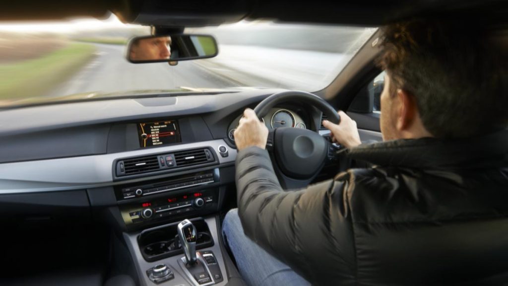 Un șofer a fost surprins conducând cu 172 km/h pe E85. A fost escortat ulterior de poliție la… Un sofer a fost suprins conducand cu 172 km h pe E85 A fost escortat ulterior de politie la