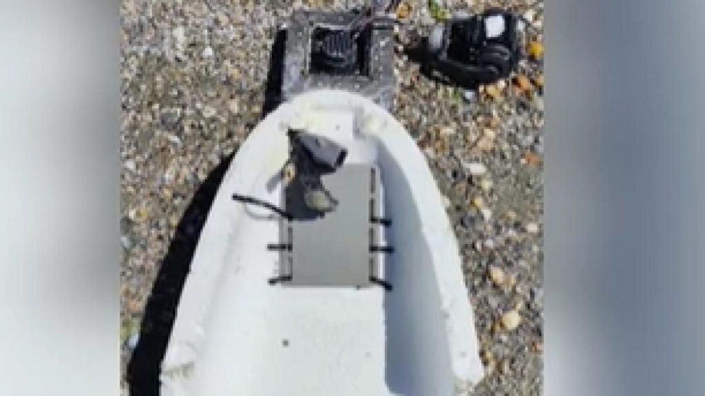 Un turist a găsit o bucată de dronă la 30 de metri de țărm, în apropierea plajei din Olimp, de Ziua Marinei. Un turist a gasit o bucata de drona la 30 de metri de tarm in apropierea plajei din Olimp de Ziua Marinei