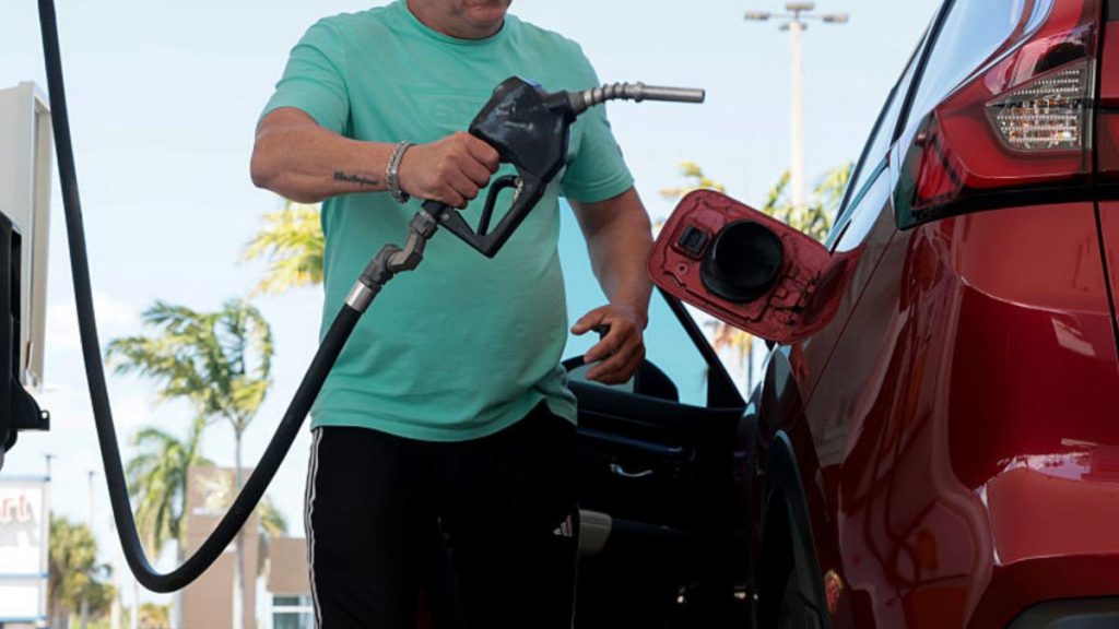 Unde poți găsi cele mai mici prețuri la motorină și benzină în România. Barilul de petrol s-a ieftinit, dar carburanții continuă să fie scumpi. Unde poi gsi cele mai mici preuri la motorin i benzin n Romnia Barilul de petrol s a ieftinit dar carburanii continu s fie scumpi