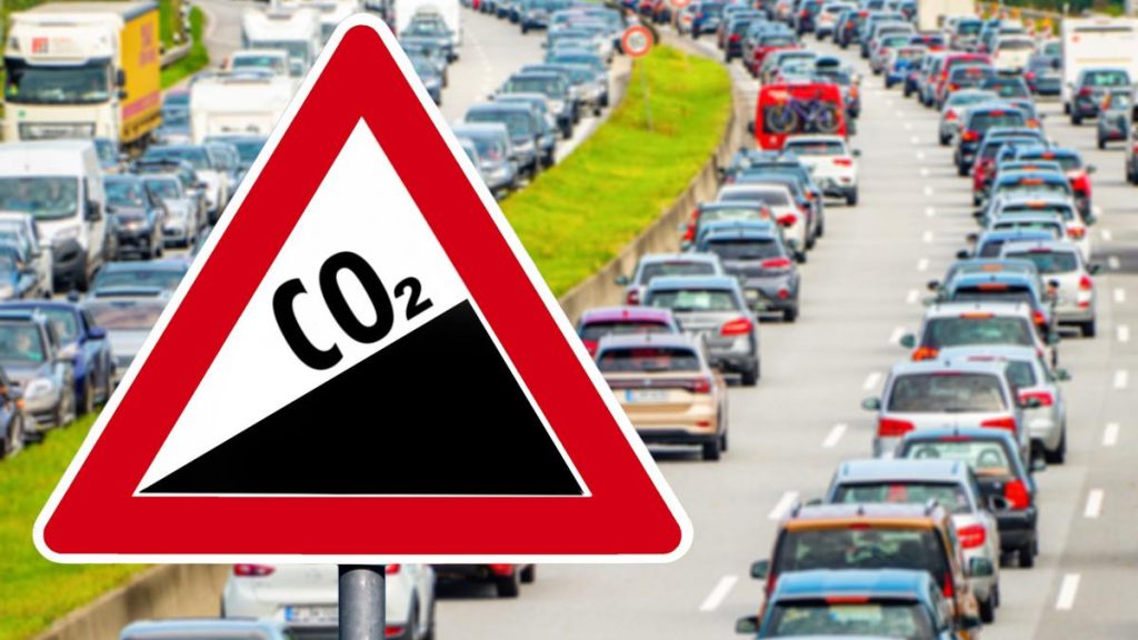 Unele automobile ar putea fi interzise în anumite zone ale orașelor. Noul Cod al Urbanismului obligă primăriile să stabilească zone cu emisii zero. Unele automobile ar putea fi interzise in anumite zone ale oraselor Noul Cod al Urbanismului obliga primariile sa stabilasca zone cu emisii zero