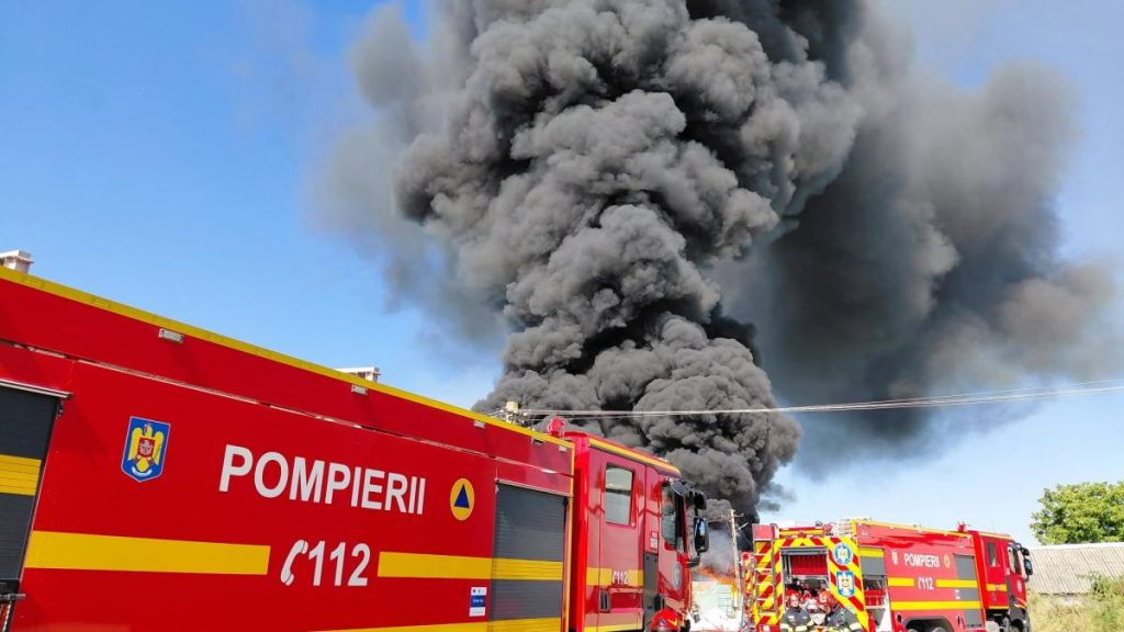 incendiu puternic in baicoi o hala de deseuri a fost cuprinsa de flacari norul de fum este imens a fost emis ro alert
