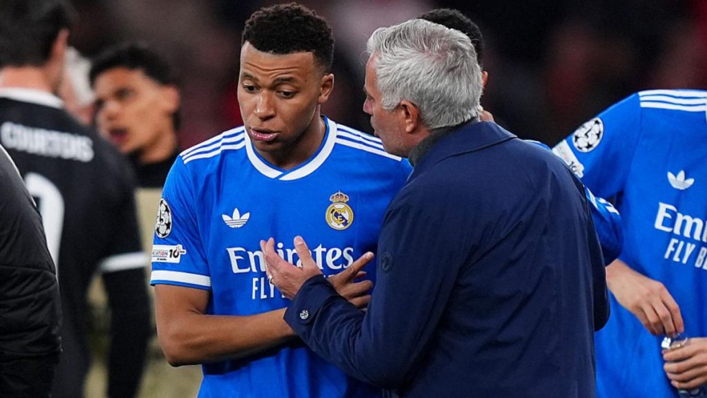 Jose Mourinho consideră că Mbappe „este un jucător de nivel stratosferic”: „Uneori mă face să râd la antrenamente, pentru că este pur și simplu prea bun” jose mourinho considera ca mbappe este un jucator de nivel stratosferic uneori ma face sa raid la antrenamente pentru ca este pur simplu prea bun