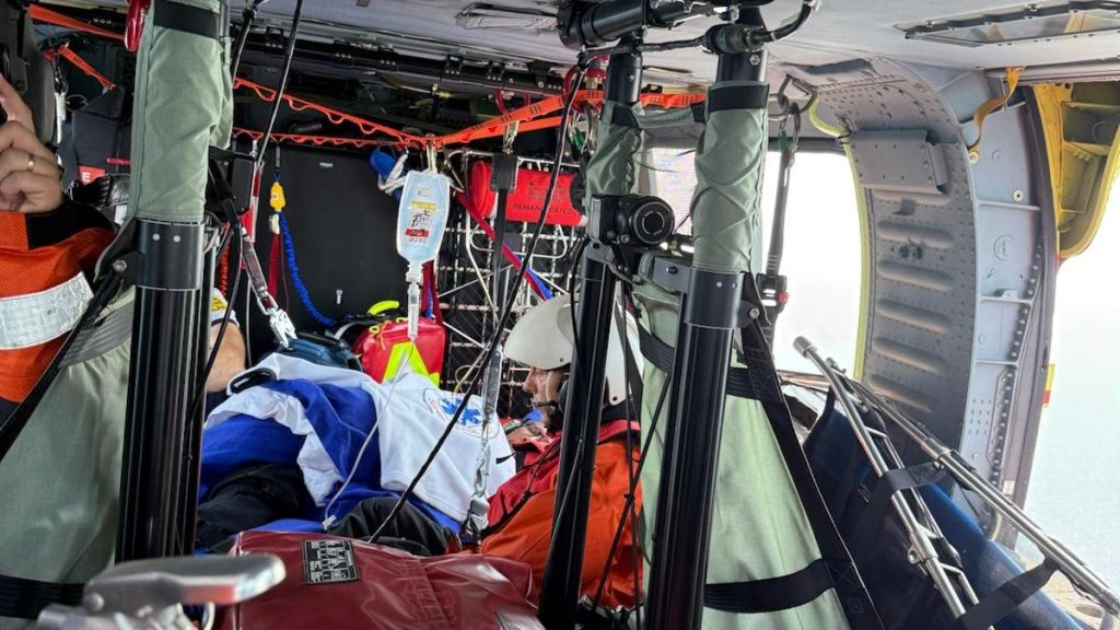misiune de salvare in Marea Neagra la 90 de km de tarm Un elicopter Black Hawk a evacuat un ranit