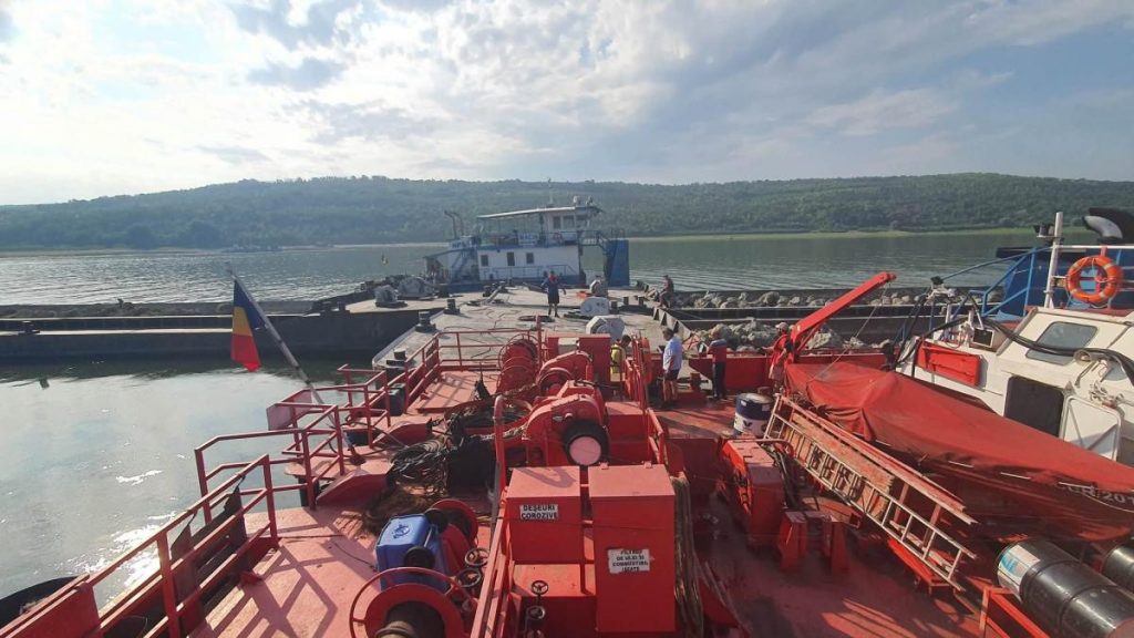 „Pericolul nu a trecut”. Coordonatorul intervenției de pe Dunăre avertizează că barjele scufundate pot… pericolul nu a trecut coordonatorul interventiei de pe dunare avertizeaza ca barjele scufundate pot