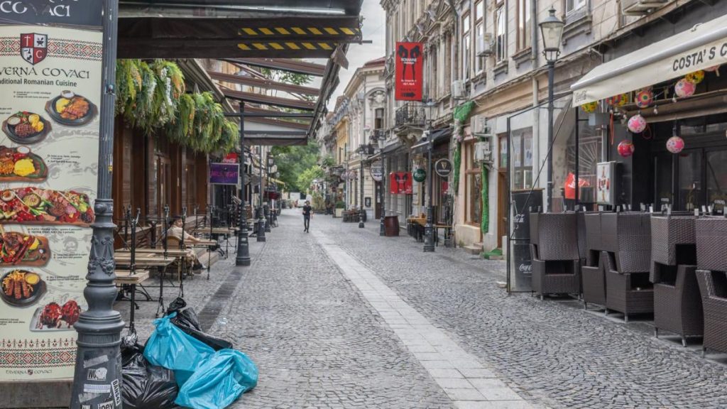Reguli noi pentru curățenie în Centrul Vechi din București: străzile vor fi spălate zilnic, iar sacii cu gunoi vor avea coduri QR. reguli noi pentru curatenie in centrul vechi din bucuresti strazile vor fi spalate zilnic iar sacii cu gunoi vor avea coduri qr