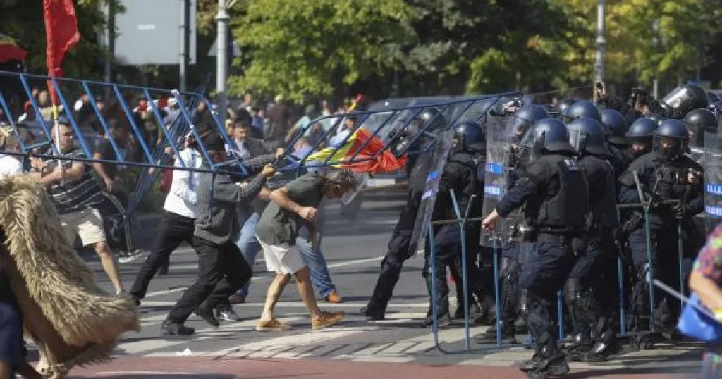 Bolojan, după violențele din Piața Victoriei: Protestul a depășit cadrul pașnic Bolojan, după violențele din Piața Victoriei: Protestul a depășit cadrul pașnic