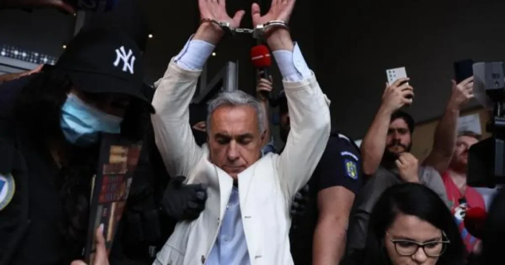 Călin Georgescu, adus cu duba la Tribunal. Judecătorii decid dacă îl arestează preventiv Călin Georgescu, adus cu duba la Tribunal. Judecătorii decid dacă îl arestează preventiv