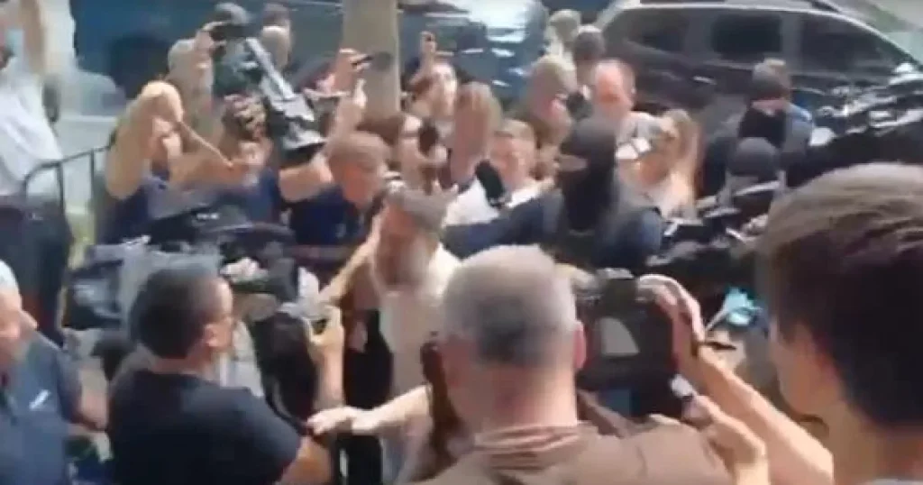 Ce au găsit anchetatorii în autoturismul lui Călin Georgescu Ce au găsit anchetatorii în autoturismul lui Călin Georgescu