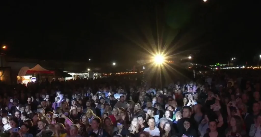 Festivalul Recoltei de la Giroc: mii de oameni au donat pentru copiii nevoiași Festivalul Recoltei de la Giroc: mii de oameni au donat pentru copiii nevoiași