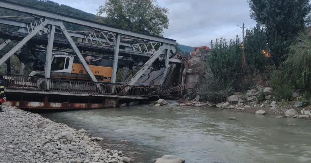 Pod din fier prăbușit sub TIR în Bacău. ISU intervine, trafic deviat Pod din fier prăbușit sub TIR în Bacău. ISU intervine, trafic deviat