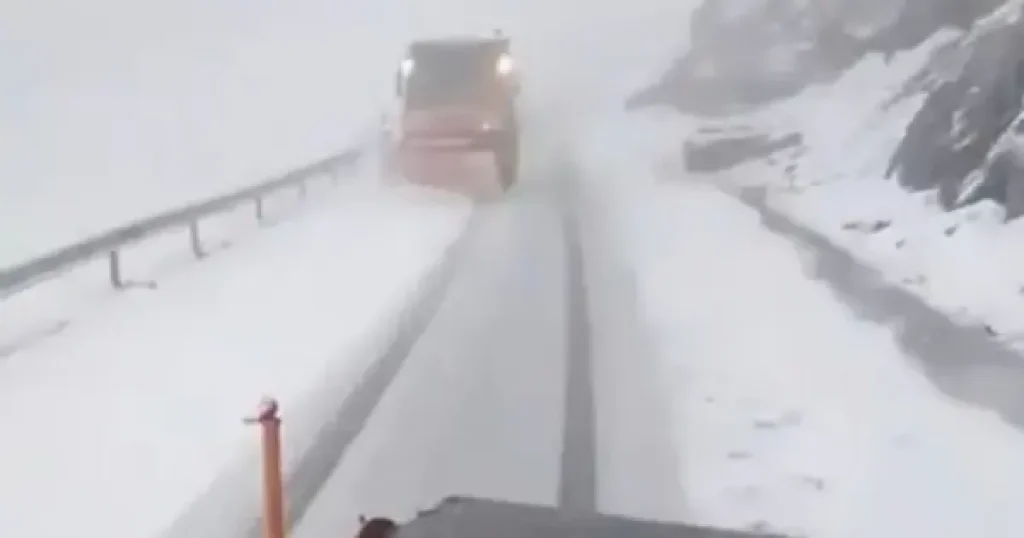 Băiat de 13 ani, poză cu cuțit și mesaj pe TikTok. Al treilea incident în 4 zile