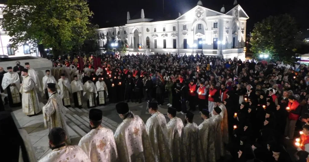 Coadă de 5 km la racla Sfintei Parascheva. Cât așteaptă pelerinii și recordul anului