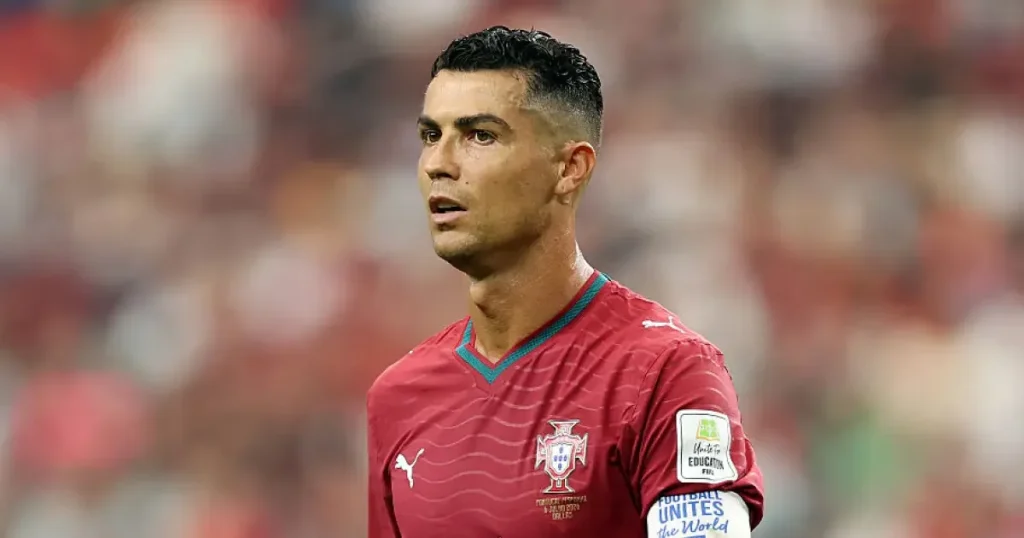 Cristiano Ronaldo, suspendat 30 de zile după scandalul din cantonamentul echipei naționale Cristiano Ronaldo, suspendat 30 de zile după scandalul din cantonamentul echipei naționale