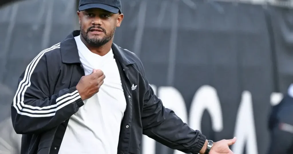 Kompany, antrenorul lui Bayern, la spital după ce s-a prăbușit la antrenament Kompany, antrenorul lui Bayern, la spital după ce s-a prăbușit la antrenament